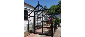 Janssens Eos Junior 7,30m² kas, zwart gelakt aluminium met gehard glas en voet