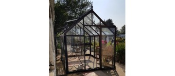 Janssens Eos Junior kas, zwart gelakt aluminium met gehard glazen voet