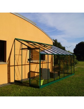 Serre adossée Rubis 8,40m² en aluminium laqué vert et verre trempé avec base