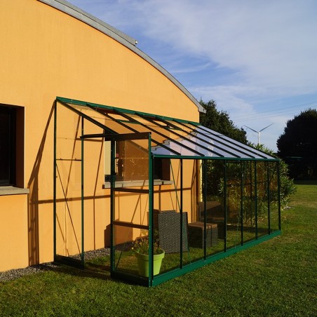 Serre adossée Rubis 8,40m² en aluminium laqué vert et verre trempé avec base