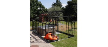 Saphir kas 14,60m² in zwart gelakt aluminium en gehard glas met voet