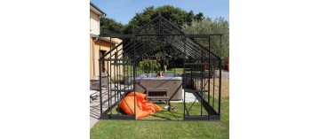 Saphir Serre 14,60m2 in schwarz lackiertem Aluminium und gehärtetem Glas mit Basis