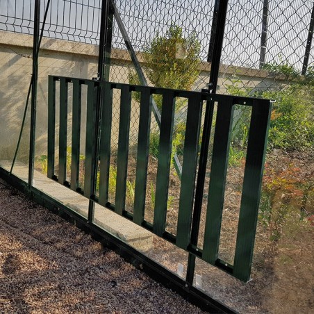 Opvouwbare tafel in zwart gelakt aluminium, opgevouwen hemelsblauw in mijn tuin