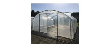 Groentekas 5 x 6 m en één van de twee dubbele deuren kan open