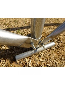 Aan de voet van elke boog is een kruis van 32 mm geplaatst.