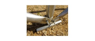 Aan de voet van elke boog is een kruis van 32 mm geplaatst.