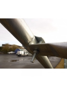 De twee doorlopende staven worden met klemmen, bouten en moeren, aan de hoepels bevestigd.