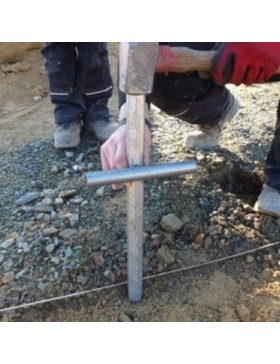 Het 32 mm grote kruis bevindt zich aan de voet van elke boog.