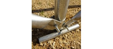 Aan de voet van elke boog is een kruis van 32 mm geplaatst.