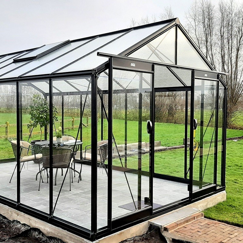 schwarz lackiertes Aluminium und gehärtetes Glasfassade R307 BLACKLINE