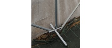 Aan de basis van elke beugel is een kruis van 32 mm geplaatst. Dit vergemakkelijkt de montage en stabiliseert de kas.