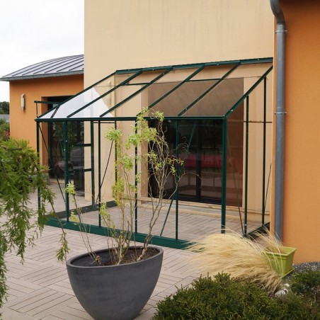 Serre adossée Rubis 6m² en aluminium laqué vert et verre trempé avec base